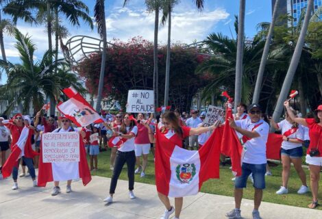 Peruanos en Miami protestas contra el "fraude" electoral