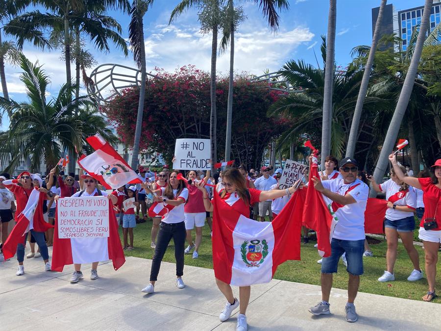 Peruanos en Miami protestas contra el «fraude» electoral