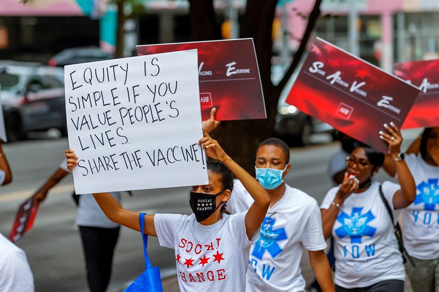 Decenas de personas piden que EEUU compartan sus vacunas