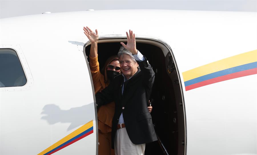 Presidente de Ecuador viaja a Miami para una operación
