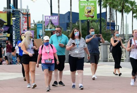 Disney restablece el uso de mascarillas en sus parques