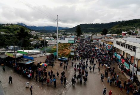 En Guatemala bloquean carreteras y piden renuncia del presidente