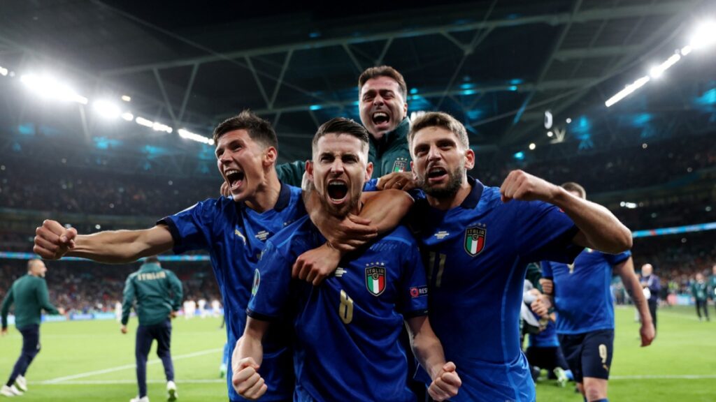 Italia vence a España en penales y es finalista