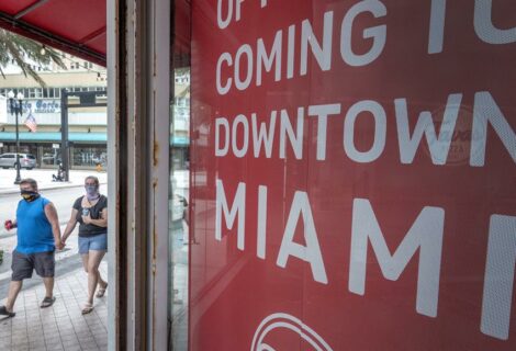 Miami impone las mascarillas de nuevo ante "alarmante" repunte