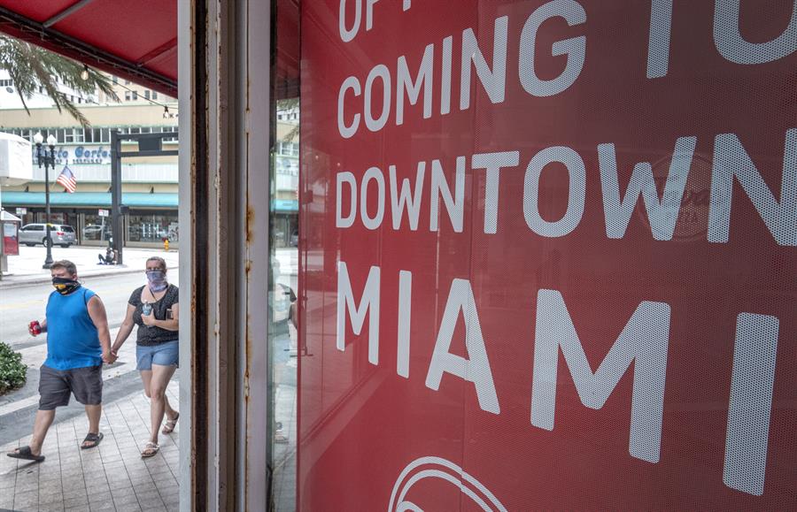 Miami impone las mascarillas de nuevo ante «alarmante» repunte