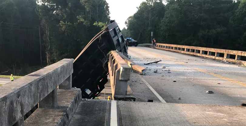 I-16 cerrada después de que el choque cambia el puente