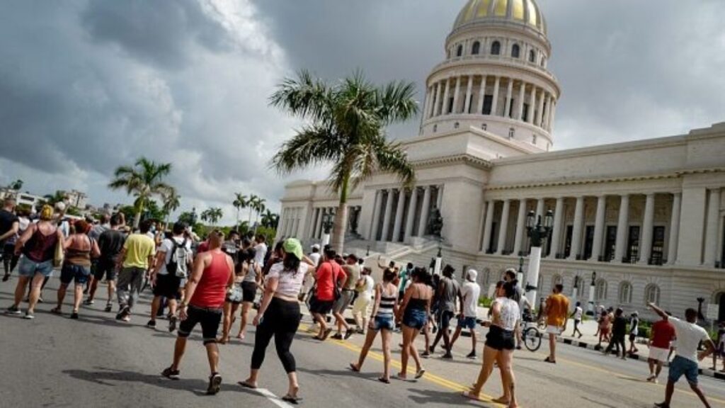 Miles de cubanos salen a las calles a pedir por su libertad