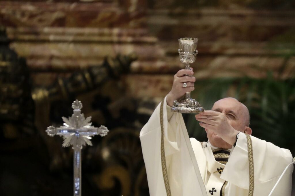 Papa limita la celebración de las misas en latín