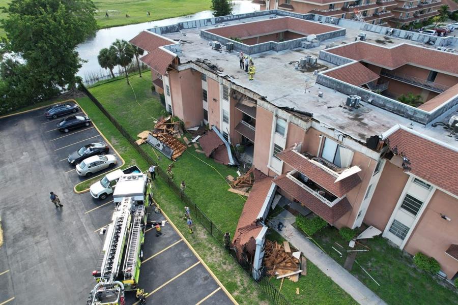 Edificio de Miami fue evacuado por el desplome del tejado