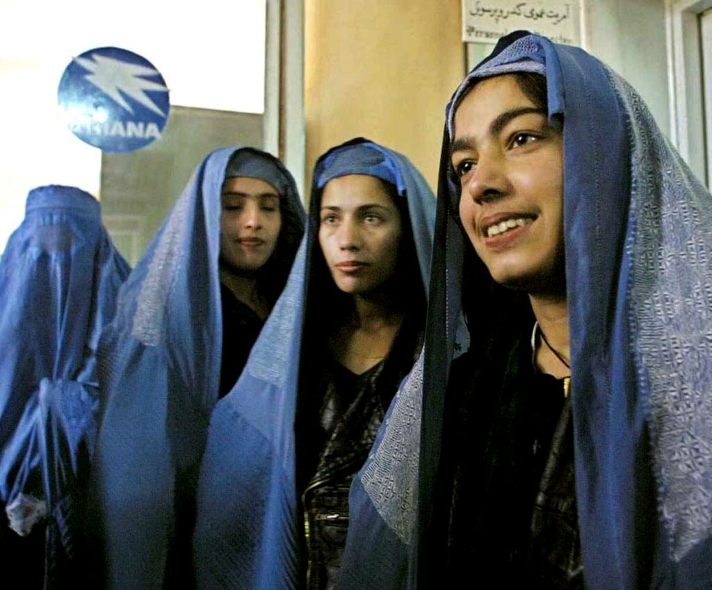 Mujeres afganas desafían a los talibanes