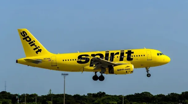 Spirit sigue con «problemas operativos» y cancela más vuelos