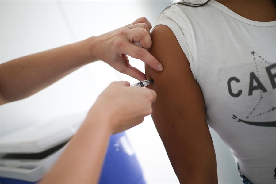 La OMS recomienda una tercera dosis de vacuna a los grupos de riesgo