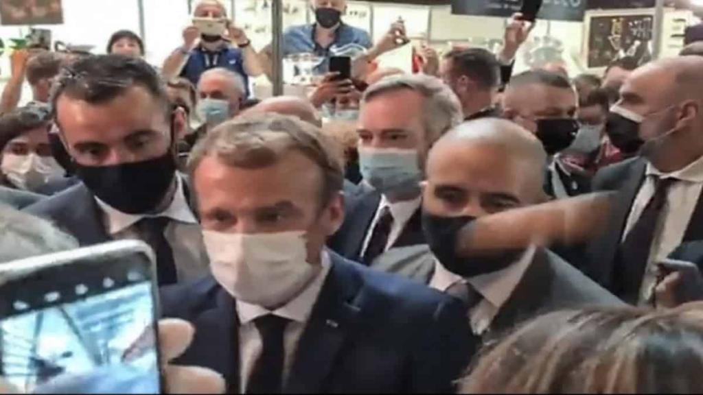 Joven lanza huevo a Emmanuel Macron