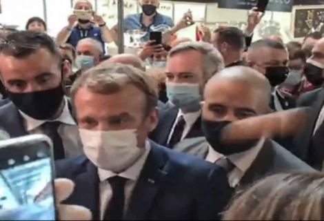 Joven lanza huevo a Emmanuel Macron
