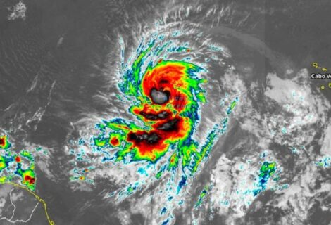 Fuerte oleaje del potente huracán Larry llega a las Antillas