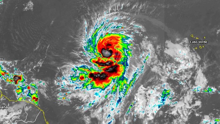 Fuerte oleaje del potente huracán Larry llega a las Antillas