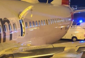 Pasajero es detenido por abrir pueta de emergencia de un avión