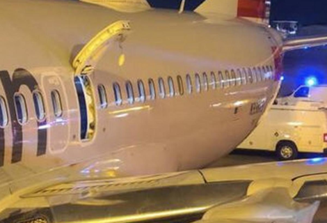 Pasajero es detenido por abrir pueta de emergencia de un avión