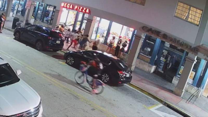 Policía busca a sospechosos de ataque frente a pizzería en Miami