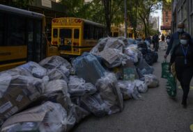 La basura se apila en Nueva York en protesta por certificado de vacunación