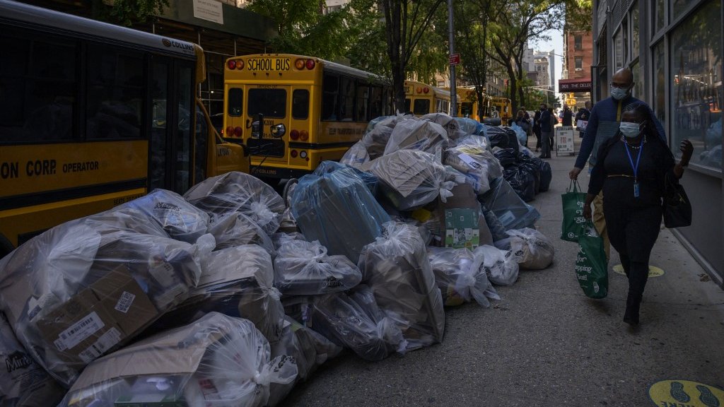 La basura se apila en Nueva York en protesta por certificado de vacunación