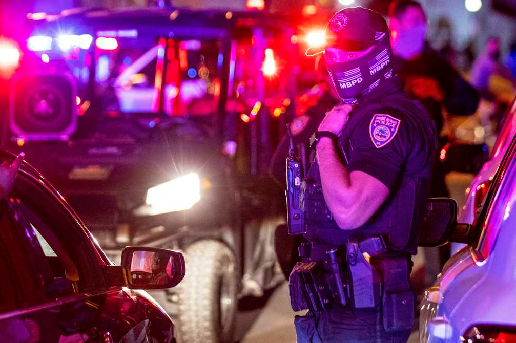 Policía se divierte mientras patrulla las calles de Miami Beach
