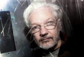 Manifestantes en favor de Assange en las puertas del tribunal