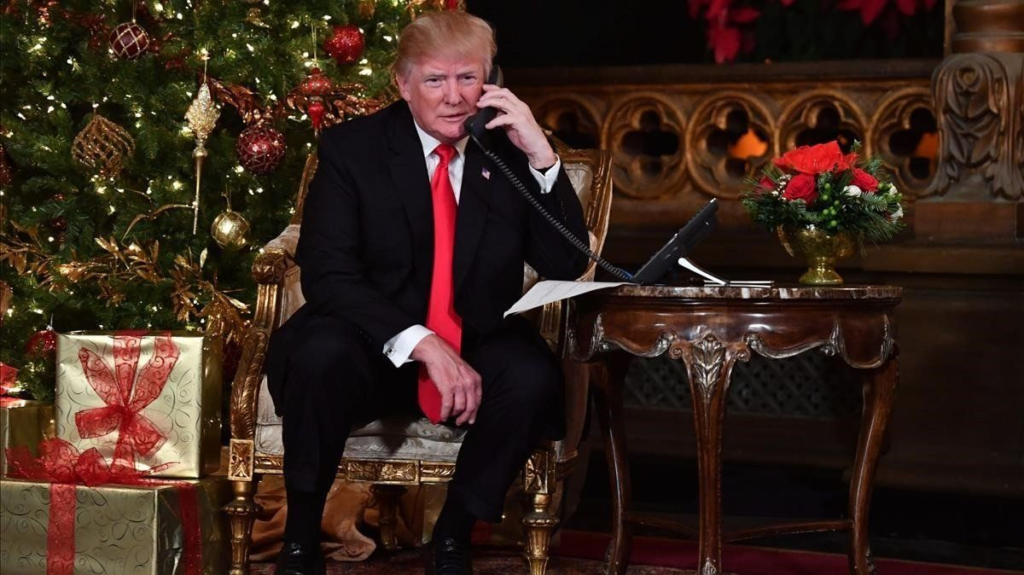 Trump tiene un regalo navideño con forma de gorra