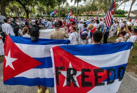 Lugareños del sur de Florida realizan caravana en solidaridad con los cubanos