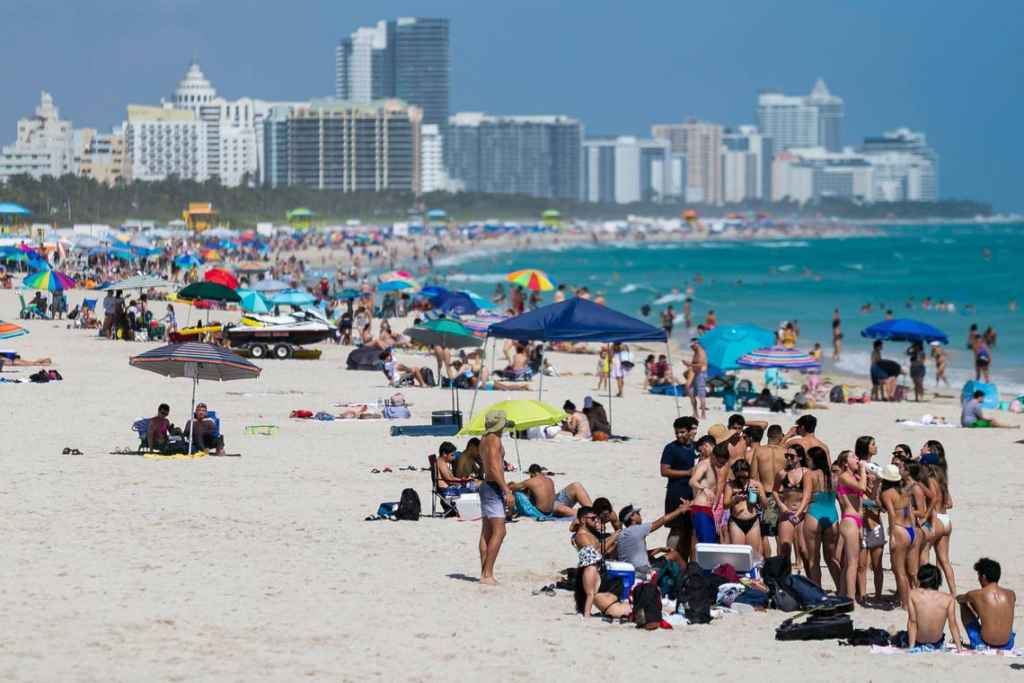 Turistas toman Miami en busca de playa y sol