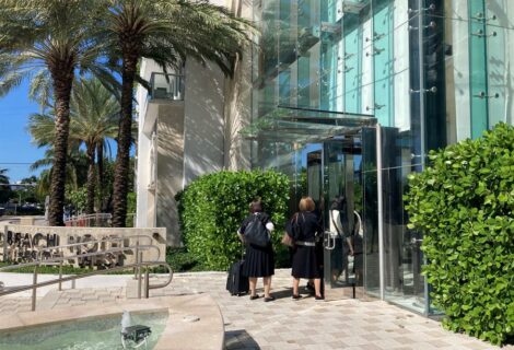 Turistas robadas en hotel de Miami atrapan a ladrona
