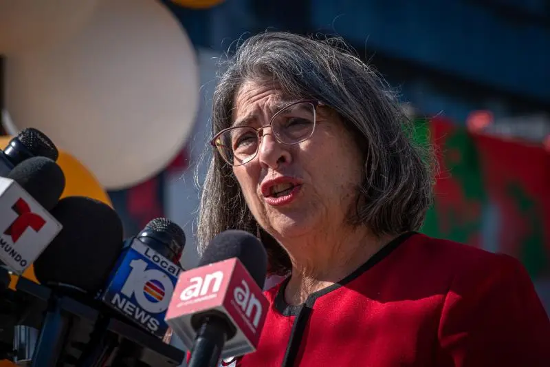 Alcaldesa de Miami alerta sobre la variante ómicron