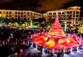 Ciudad de Florida presume de árbol de Navidad de 10 metros hecho de arena