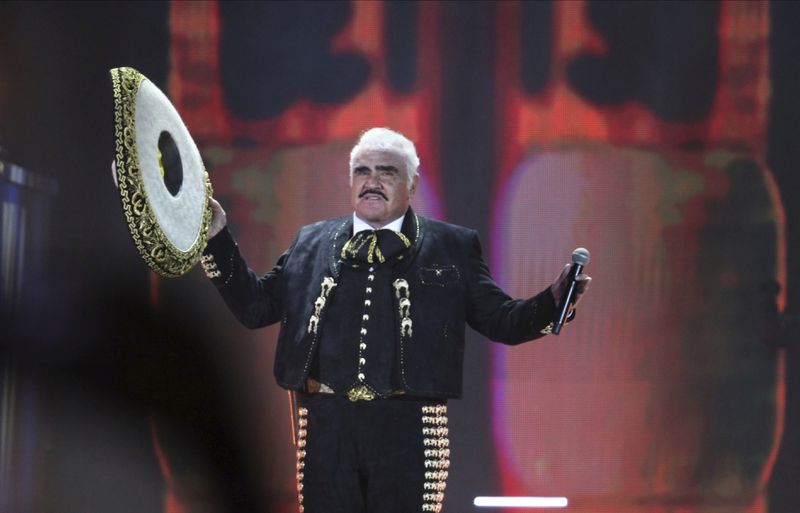 Vicente Fernández, sus discos y películas