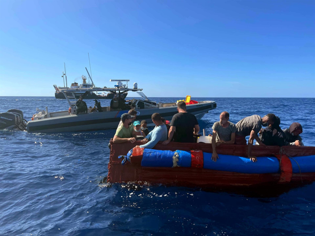 Guardacostas rescatan a 19 cubanos cerca de Florida