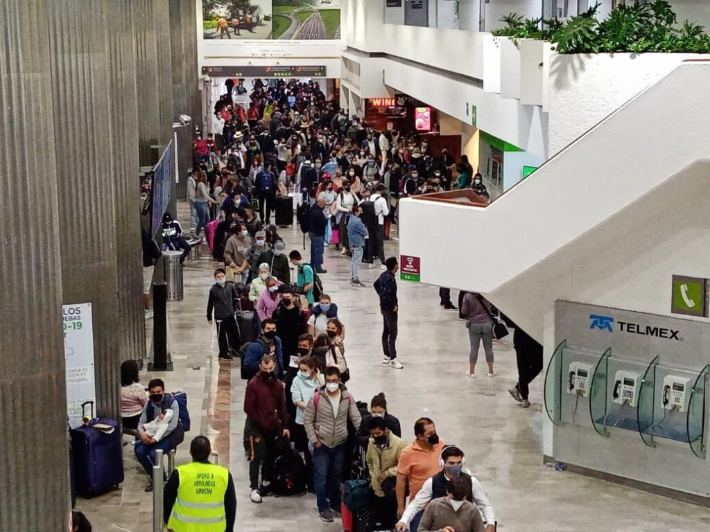Aeropuerto en México atestado de pasajeros por Covid