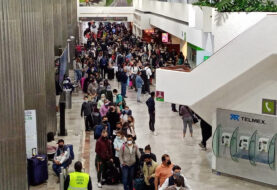 Aeropuerto en México atestado de pasajeros por Covid