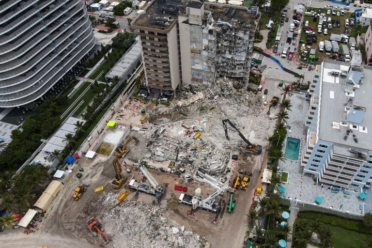 Juez aprueba acuerdo para familiares de víctimas y propietarios del colapso en Miami
