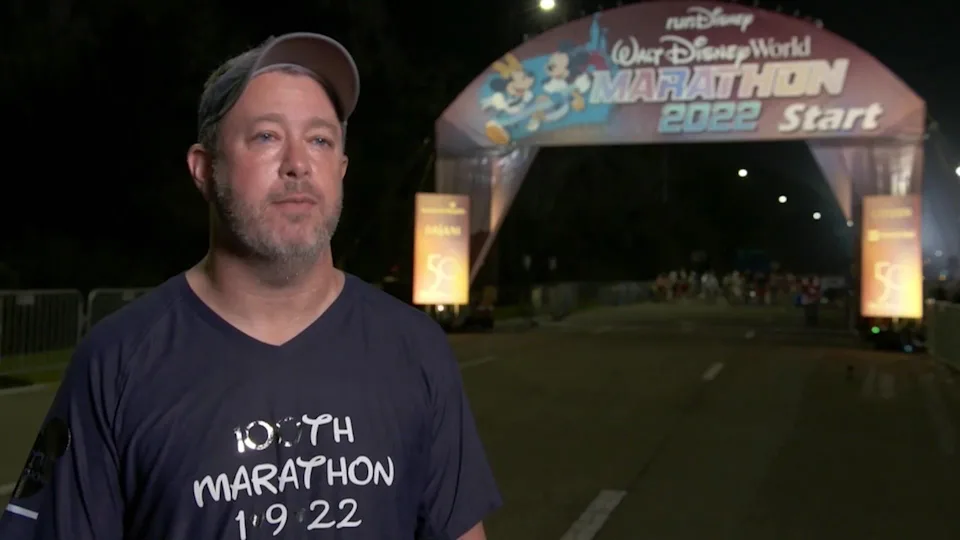 Floridano que empezó a correr por diversión concluye su maratón 100