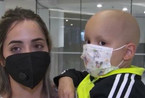 Niño cubano con cáncer viaja a EEUU con visa humanitaria