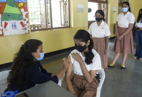 India comienza a vacunar a adolescentes por creciente temor a Ómicron