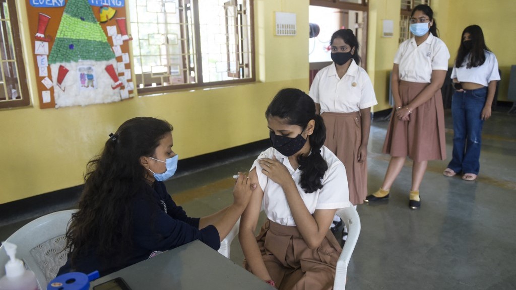 India comienza a vacunar a adolescentes por creciente temor a Ómicron