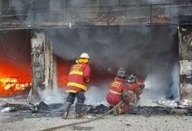Fuerte incendio en bodegón paraliza la ciudad de Caracas