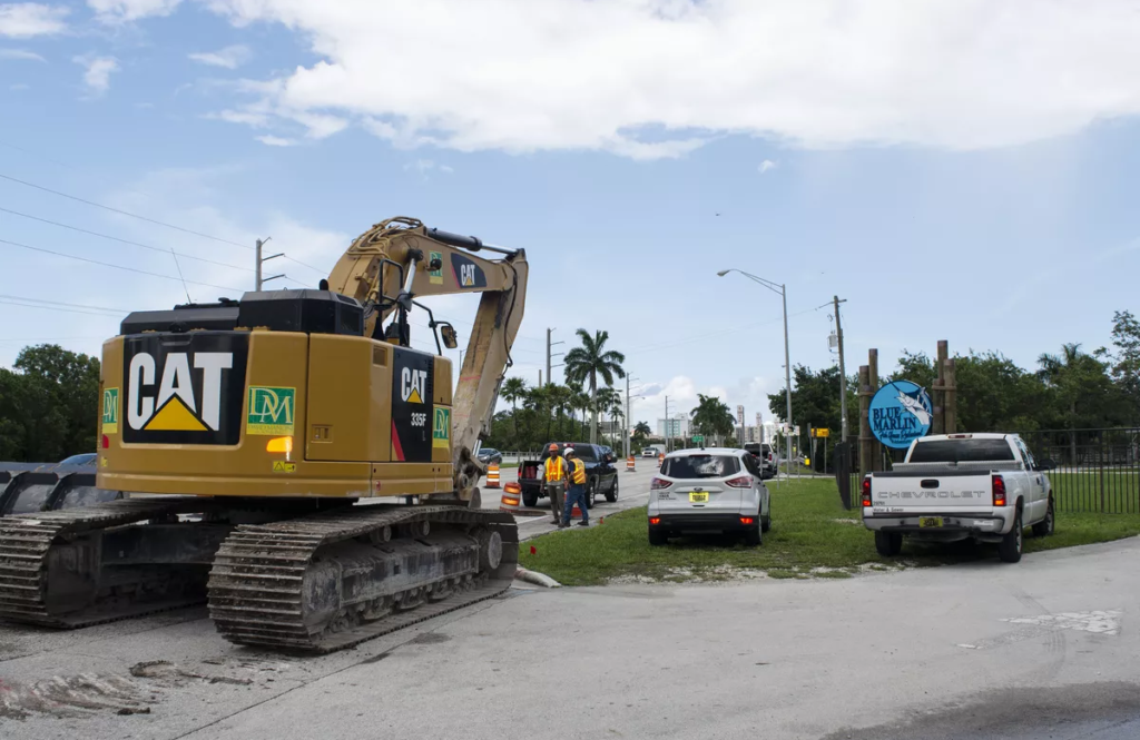 Obstrucción de tuberías deja aguas negras en calles de North Miami