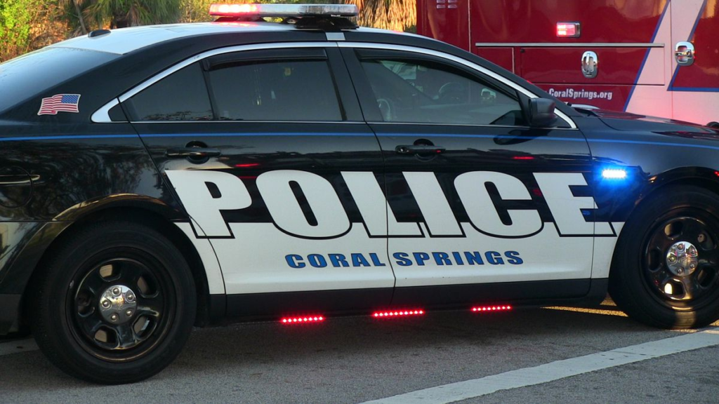 Aparatoso choque en Coral Springs dejó un policía herido