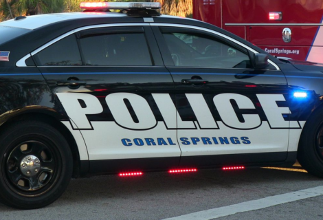 Aparatoso choque en Coral Springs dejó un policía herido
