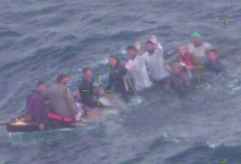 Rescatan a 10 balseros cubanos cerca de Florida