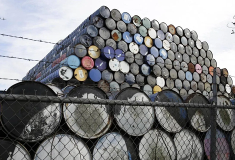Petróleo sube hasta 4.40 dólares por escalada entre Rusia y Ucrania