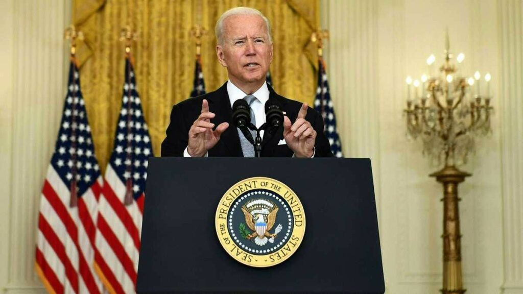 Biden insta a estadounidenses a salir de Ucrania
