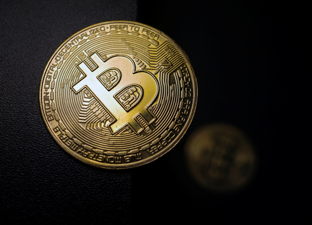 Bitcoin se recupera y regresa a un máximo de US$43.000
